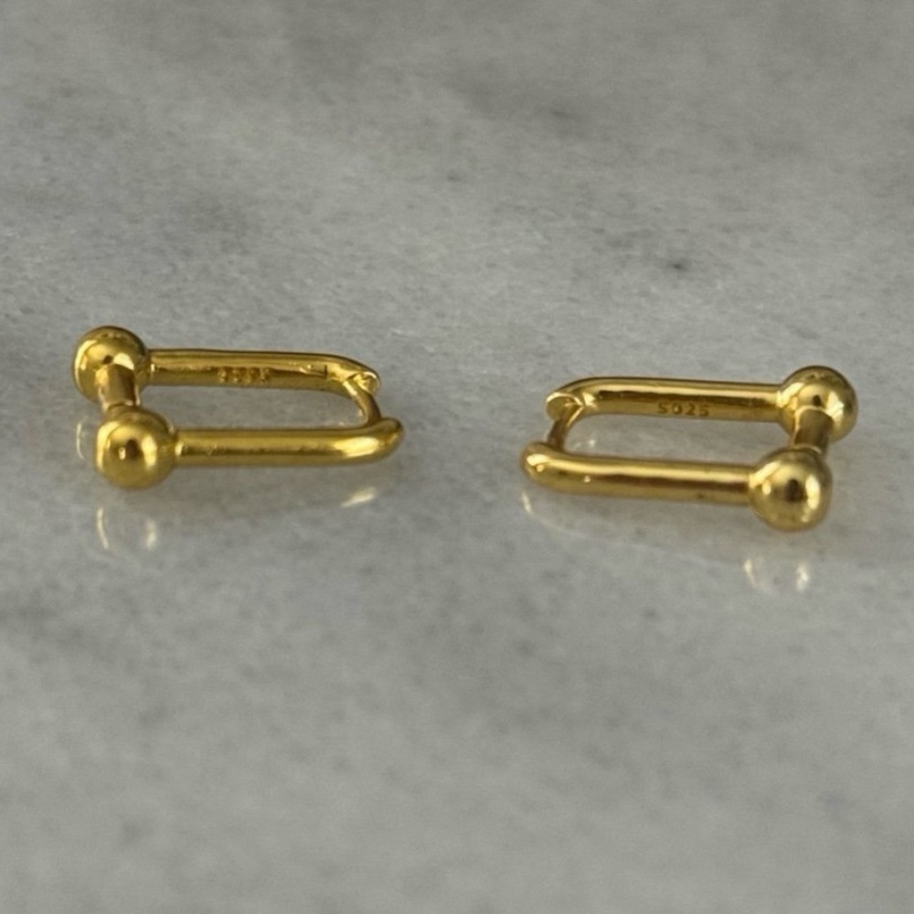Gold Chain Link Huggie Hoop Earrings 

Brand New - Picture 2 of 3